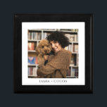 Persoonlijke foto Houdbaarheid Cadeaudoosje<br><div class="desc">Een gepersonaliseerde huisdier en eigenaar foto hout gelakte keepsake doos. Vervang deze foto door je eigen favoriete foto en voeg hieronder je namen toe. Een aandenken voor altijd om naar terug te kijken door de jaren heen.</div>