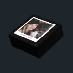 Persoonlijke foto Houdbaarheid Cadeaudoosje<br><div class="desc">Een liefje gepersonaliseerd fotohout met gelakte keepaardbox. Voeg een foto toe van een kind,  een gezin,  een huisdier of iemand van wie je houdt aan deze kluis of cadeaudoos. Keramisch tegeldeksel. Vervang de steekproeffoto met uw eigen favoriete foto.</div>