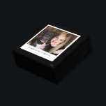 Persoonlijke foto Houdbaarheid Cadeaudoosje<br><div class="desc">Een liefje gepersonaliseerd fotohout met gelakte keepaardbox. Voeg een foto toe van een kind,  een gezin,  een huisdier of iemand van wie je houdt aan deze kluis of cadeaudoos. Keramisch tegeldeksel. Vervang de steekproeffoto met uw eigen favoriete foto.</div>