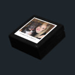 Persoonlijke foto Houdbaarheid Cadeaudoosje<br><div class="desc">Een liefje gepersonaliseerd fotohout met gelakte keepaardbox. Voeg een foto toe van een kind,  een gezin,  een huisdier of iemand van wie je houdt aan deze kluis of cadeaudoos. Keramisch tegeldeksel. Vervang de steekproeffoto met uw eigen favoriete foto.</div>