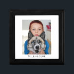 Persoonlijke foto Houdbaarheid Cadeaudoosje<br><div class="desc">Een unieke gepersonaliseerde foto hout gelakte aandenken doos. Vervang deze foto door je eigen favoriete foto van welke aard dan ook. Pas het aan met u en uw hond,  of kat,  of een huisdier,  en voeg uw namen hieronder toe. Een geweldige aandenken.</div>