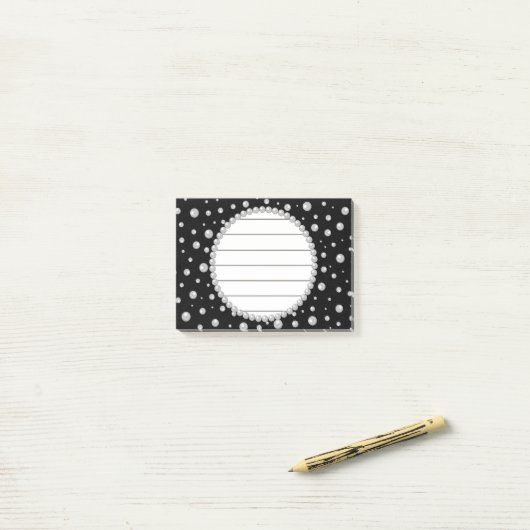 Persoonlijke foto met parels cirkel op zwart post-it® notes (Op bureau)