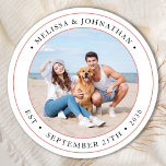 Persoonlijke foto Modern Wedding Ronde Sticker<br><div class="desc">Voeg de afsluitende aanraking toe aan je bruiloft met deze schattige stickers van de aangepaste foto. Ideaal om je huwelijksgunsten te etiketteren voor al je gasten, en voor enveloppe stickers om je te bedanken kaarten. Pas deze foto-stickers aan met uw favoriete koppels foto, hond van een eerdersfoto, of uw pasgestraalde...</div>