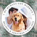 Persoonlijke foto Pet Dog trouwde gewoon met bruil Ronde Sticker<br><div class="desc">Voeg de afsluitende aanraking toe aan de huwelijksaankondigingen van je hond met deze aangepaste foto, en personaliseerde 'Mijn mensen hebben gehuwde stickers. Pas uw favoriete foto, namen en datum aan. COPYRIGHT © 2020 Judy Burrows, Black Dog Art - Alle rechten voorbehouden. Persoonlijke foto Pet Dog trouwde gewoon met Sticker voor...</div>