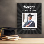 Persoonlijke foto van afgestudeerde van de klas va canvas afdruk<br><div class="desc">Een gewaagde afstudeercanvas met een dramatische zwarte zonnestraal-achtergrond met de naam van de afgestudeerde in retro-script, het afstudeerjaar, een ingelijste senior-portret en de naam van de school in coördinerende typografie. Elk tekstveld is volledig bewerkbaar. Een premium aandenken dat de opwinding van de afstudeerdag vastlegt met een vintage-geïnspireerde stijl.</div>