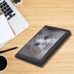 Persoonlijke foto van foto's met beste ragdoll ooi drievoud portemonnee<br><div class="desc">Dit ontwerp is voorzien van een mooie, blauwachtige Ragdoll katfoto en zwarte typografie. Je kunt de foto vervangen door een afbeelding van je eigen kat of katje. De steekproeftekst - Beste Ragdoll ooit - kan aan woorden van uw eigen keus worden uitgegeven en een Naam kan ook worden verstrekt. Op...</div>