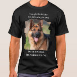 Persoonlijke foto van Pet Funny Dog Dad T-shirt<br><div class="desc">Hoe waar is dit? Nu hoef je geen woord te zeggen, laat je shirt gewoon praten. "Ik zou er kunnen uitzien alsof ik naar je luister, maar in mijn hoofd wandelt ik mijn hond." Pas uw favoriete Dog Foto en Naam aan. Elk hondenliefhebber heeft er een nodig. Perfect cadeau voor...</div>