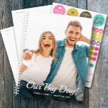 Persoonlijke foto Wekelijks Maandelijkse Bruiloft  Planner<br><div class="desc">De planner van de bruiloft met uw favoriete foto op de voorzijde - gepersonaliseerd met uw details in het kerkschrift. De plank bevat maandelijkse en wekelijkse lay-outs,  12 maanden,  60 pagina's met gelamineerde zachte bekleding voor en achter.</div>