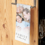 Persoonlijke fotocollage theedoek<br><div class="desc">Gepersonaliseerde Familienaam 7-Foto Collage Keuken Handdoek. Deze aangepaste keukenhanddoek is een doordachte en praktische manier om uw gezin te vieren terwijl u een persoonlijk tintje aan uw keuken toevoegt. Het ontwerp is voorzien van een 7-foto collage lay-out, perfect voor het presenteren van favoriete familie momenten, reisherinneringen, huisdier foto's, vrienden, of...</div>