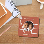 Persoonlijke fotoliefhebbers Vader Sleutelhanger<br><div class="desc">Deze We houden van je vader Foto Sleutelhanger is versierd met het woord LOVE in witte typografie op een roestterracotta achtergrond. Gemakkelijk aanpasbaar met uw foto en naam. Perfect als een Vaderdag-cadeau.</div>