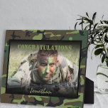 Persoonlijke foto's van het leger fotoplaat<br><div class="desc">Een simpele foto-legerplaat met een camouflage legerachtergrond,  het woord "felicitaties" en de naam van de soldaat. De doopvontstijlen,  de grootte en de kleuren kunnen worden veranderd door op de pas verdere verbinding na het personaliseren te klikken.</div>