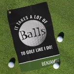 Persoonlijke Funny Pun Golfer Golfhanddoek<br><div class="desc">Verspreid een beetje lol op de golfbaan met deze grappige gepersonaliseerde golfhanddoek. Met een klassieke zwarte achtergrond,  die kan in om het even welke kleur worden veranderd en de woordspeling "HET NEEMT VEEL BALLEN AAN GOLF ZOALS IK DOE!". Eenvoudige pas naam aan gebruikend de verstrekte sjabloon.</div>