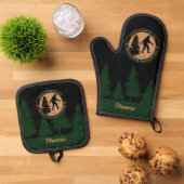 Persoonlijke Funny Sasquatch Locatie en Onderzoek Ovenwant & Pannenlap Set (Top down)