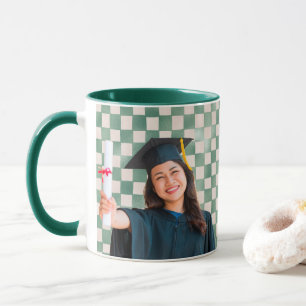 Persoonlijke gegradueerde portretfoto met groen ge mok