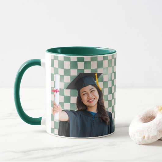 Persoonlijke gegradueerde portretfoto met groen ge mok (Met donut)
