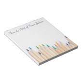 Persoonlijke gekleurde pennen en van de bureau van notitieblok (Schuin)