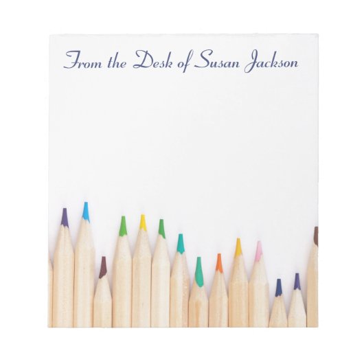 Persoonlijke gekleurde pennen en van de bureau van notitieblok (Voorkant)