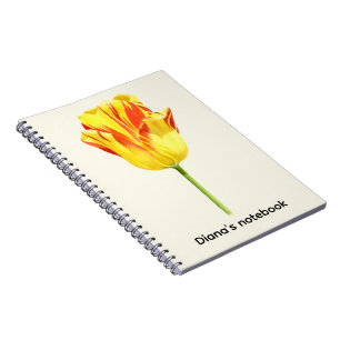 Persoonlijke gele en rode tulp notitieboek