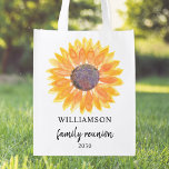 Persoonlijke gezinshereniging boodschappentas<br><div class="desc">Deze familieherenherbruikbare kruidzak is versierd met een gele waterverf zonnebloem. Eenvoudig aan te passen. Gebruik de optie Verdere wijzigingen aanpassen om de tekstgrootte,  stijl of kleur te wijzigen. Omdat wij ons kunstwerk creëer,  zult u dit nauwkeurige afbeelding niet vinden van andere ontwerpers. Oorspronkelijke Waterverf © Michele Davies.</div>