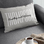 Persoonlijke Gift Modern Gray Familienaam Kussen<br><div class="desc">Eenvoudig modern huiskussen met een klassieke grijze achtergrond,  uw achternaam in een groot schoon lettertype en uw voornamen. Alles op deze kussen kan worden aangepast aan de stijl van je huis. Dit zou een gave voor nieuwigheden zijn.</div>