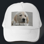 Persoonlijke Golden Retriever Dog Foto en naam Trucker Pet<br><div class="desc">Pas deze Golden Retriever Dog-keepasje aan met de foto en naam van je hond of puppy (of de foto/naam van een ander huisdier of persoon). De tekst luidt "Best Dog Ever" of voeg je eigen tekst toe - We houden van Daisy (de naam van je hond), de verjaardag van de...</div>