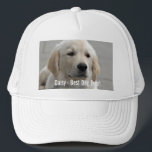 Persoonlijke Golden Retriever Dog Foto en naam Trucker Pet<br><div class="desc">Pas deze Golden Retriever Dog-keepasje aan met de foto en naam van je hond of puppy (of de foto/naam van een ander huisdier of persoon). De tekst luidt "Best Dog Ever" of voeg je eigen tekst toe - We houden van Daisy (de naam van je hond), de verjaardag van de...</div>