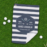 Persoonlijke Golf Club Logo Golfhanddoek<br><div class="desc">Deze gepersonaliseerde golfhanddoek in rijke marineblauw en witte strepen is perfect voor vaders,  gepensioneerden of iedereen die van golf houdt. Hij heeft een golfbal en een logo die aangepast kan worden aan zijn naam,  geboortejaar,  pensioenjaar of speciaal jaar.</div>