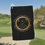 Persoonlijke Golf Club Name Black en Gold Golfhanddoek<br><div class="desc">Deze golfhanddoeken zijn ideaal voor alle golfclubs en golfclubs,  met een klassiek kruisbeeld van golfclubs en een ontwerp van golfbal en een grens met een oud postzegeleffect. personaliseer de naam van het clublid,  de naam van de golfclub en het jaar waarin de golfclub werd opgericht. Ontworpen door: Thisnotme©</div>