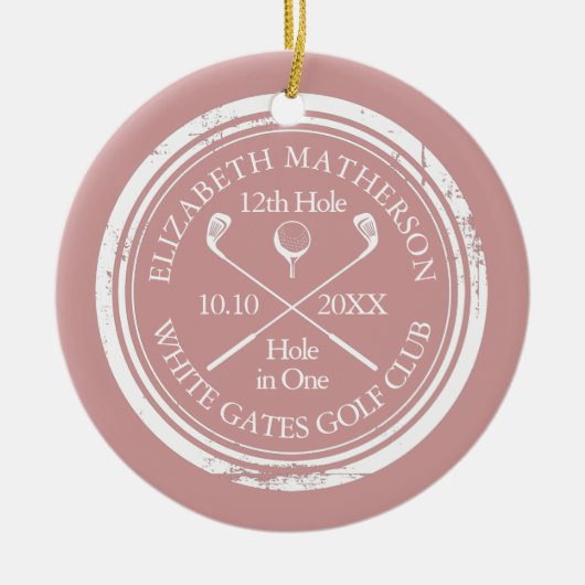 Persoonlijke Golf Hole in One Aandenken Roze Keramisch Ornament (Voorkant)
