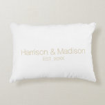 Persoonlijke gouden parketdatum Weddenschap Accent Kussen<br><div class="desc">Gepersonaliseerde gouden paar naam datum bruiloft accent kussen. Elegant,  klassiek,  minimalistisch design.</div>