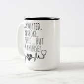 Persoonlijke grappige verpleegster afstudeermok vo tweekleurige koffiemok (Voorkant links)