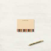 Persoonlijke groene oranje tan retro gestreept post-it® notes (Op bureau)