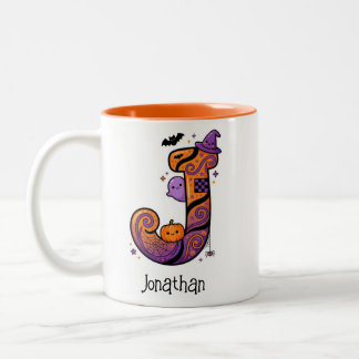 Persoonlijke Halloween-monogramletter J Pompoen Tweekleurige Koffiemok