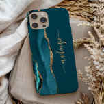 Persoonlijke handtekening in tealblauw met goud ag Case-Mate iPhone case<br><div class="desc">Personaliseer dit elegante moderne ontwerp met je naam in verticale goudkleurige handgeschreven handtekening op een tealblauwe achtergrond met een rand van tealblauw waterverf agaat afgewerkt met gouden nepsparkels. (Om de krullen aan het begin en einde van de naam te behouden, vervang alleen de letters en laat de symbolen op hun...</div>