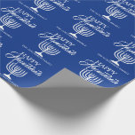 Persoonlijke HAPPY HANUKKAH Blue Menorah Cadeaupapier<br><div class="desc">Pak je cadeautjes in met deze elegante Joodse Vakantie HAPPY HANUKKAH Chanukah verpakkingspapier.  Blauwe marineachtergrond met witte Menorah.  Personaliseer door bericht of naam toe te voegen of te schrappen.</div>