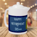 Persoonlijke Happy Retirement cadeaus voor mam Blu Theepot<br><div class="desc">Onze persoonlijke Happy Retirement Gifts voor mam theepot is de perfecte manier om je waardering te shows voor alles wat ze gedaan heeft. Deze theepot is niet alleen een theepot voor thee, maar ook een keepslag die ze nog jaren zal koesteren. Of het nu wordt gebruikt op een pensioenfeestje of...</div>