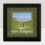 Persoonlijke Happy Retirement cadeaus voor mam Gre Cadeaudoosje<br><div class="desc">Met onze persoonlijke cadeaudoos, de perfecte aanpasbare sleutel voor mama, vieren we een speciale pensioengelegenheid. Dit veelzijdige vak is voorzien van een prachtig design en persoonlijke tekst en foto's en kan kleine objecten organiseren, elegantie toevoegen aan elke ruimte of zelfs als unieke cadeauomslag worden gebruikt. De mogelijkheden zijn eindeloos met...</div>