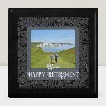 Persoonlijke Happy Retirement cadeaus voor mam Gre Cadeaudoosje<br><div class="desc">Met onze persoonlijke cadeaudoos, de perfecte aanpasbare sleutel voor mama, vieren we een speciale pensioengelegenheid. Dit veelzijdige vak is voorzien van een prachtig design en persoonlijke tekst en foto's en kan kleine objecten organiseren, elegantie toevoegen aan elke ruimte of zelfs als unieke cadeauomslag worden gebruikt. De mogelijkheden zijn eindeloos met...</div>