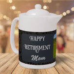 Persoonlijke Happy Retirement cadeaus voor mam Gre Theepot<br><div class="desc">Onze persoonlijke Happy Retirement Gifts voor mam theepot is de perfecte manier om je waardering te shows voor alles wat ze gedaan heeft. Deze theepot is niet alleen een theepot voor thee, maar ook een keepslag die ze nog jaren zal koesteren. Of het nu wordt gebruikt op een pensioenfeestje of...</div>