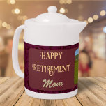 Persoonlijke Happy Retirement cadeaus voor mam Red Theepot<br><div class="desc">Onze persoonlijke Happy Retirement Gifts voor mam theepot is de perfecte manier om je waardering te shows voor alles wat ze gedaan heeft. Deze theepot is niet alleen een theepot voor thee, maar ook een keepslag die ze nog jaren zal koesteren. Of het nu wordt gebruikt op een pensioenfeestje of...</div>