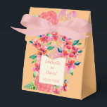 Persoonlijke Hawaïaanse Tropische Bloemensplash Bedankdoosjes<br><div class="desc">Personaliseer je huwelijksfavorieten met de namen van koppels, huwelijksdatum en de naam van je huwelijksfeestlid of een leuke quote. Vrije waterverf bloemen overgoten met tropische kleur. Hawaïaanse bloemenelementen in kleuren van mango oranje ijs, jungle groen, plumeria roze.</div>