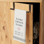 Persoonlijke Home Sweet Home Coördinaten Theedoek<br><div class="desc">Een schattige,  gepersonaliseerde keukenhanddoek met  schrijfmachinetekleisters,  touwstrips in detail en een harttekening. "Home Sweet Home" of je keuze uit aangepaste tekst wordt weergegeven met de breedte- en lengtecoördinaten van je thuisadres.</div>
