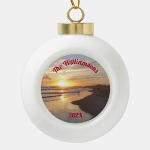 Persoonlijke hond op strand op zonsondergang keramische bal ornament
