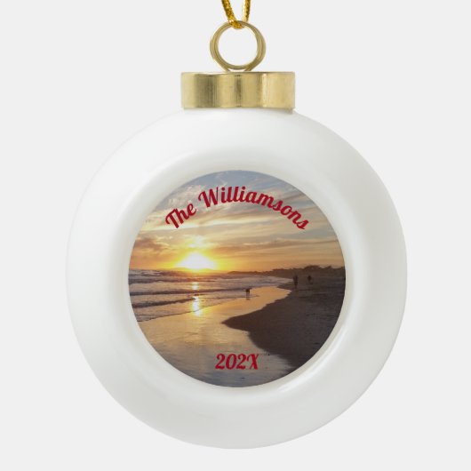 Persoonlijke hond op strand op zonsondergang keramische bal ornament (Voorkant)