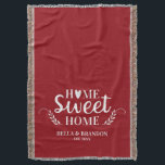 Persoonlijke huwelijkscadeaus voor koppels deken<br><div class="desc">Een knuffelige deken met de woorden Thuis Is Waar Het Hart Is en jouw naam en huwelijksdatum. Personaliseer deze rode en witte plaid voor een mooi huwelijkscadeau. Andere kleuren beschikbaar. Voor jou ontworpen door Blackberry boulevard.</div>