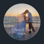 Persoonlijke huwelijksfoto snijplank<br><div class="desc">A round cutting board with your wedding photo and text with your anniversary date. Add your own text to create a personalized touch. You can customize the font style,  size and color as needed to match your photo.</div>