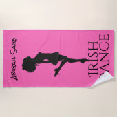 Persoonlijke Ierse danseres op roze dans Strandlaken (Voorkant)