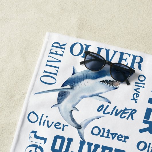 Persoonlijke jongens noemen de haaienenkollage strandlaken (In situ)