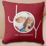 Persoonlijke kerstfeestdag Rode foto Kussen<br><div class="desc">Dit feestelijke kerstfotokussen is versierd met het woord JOY in moderne witte typografie op een bordeaux rode achtergrond. Maakt een geweldig aandenken cadeau. Gemakkelijk aan te passen met uw foto en naam.</div>