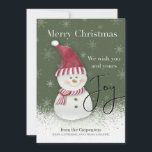 Persoonlijke Kerstman Sneeuwpop Kaart<br><div class="desc">Voeg de naam van je familie en een foto toe aan deze zoete kerstkaart met een vrolijke sneeuwpop en de hartverwarmende boodschap "We wensen jou en de jouwen vreugde." Ideaal om kerstvreugde te verspreiden tijdens dit kerstseizoen.</div>